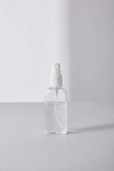 дезинфицирующее средство для рук в баллончике на белом фоне
