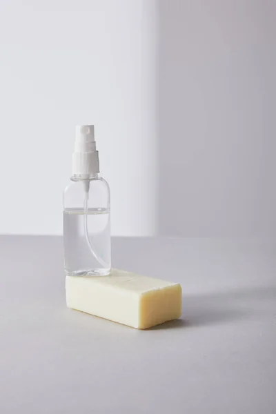 白底喷雾瓶和抗菌肥皂中的手部清洁剂 — 图库照片