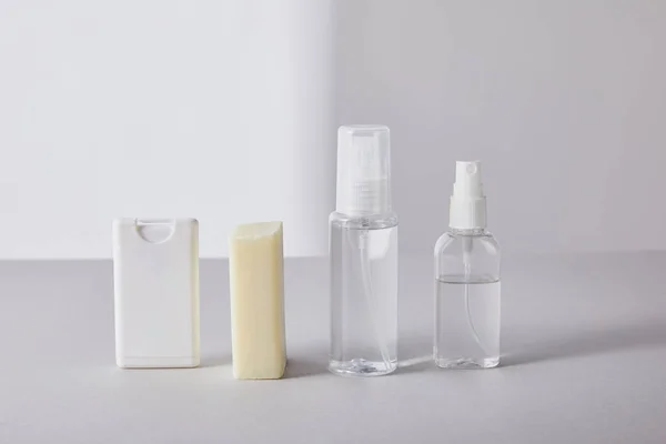 Desinfectante Manos Frascos Spray Jabón Antibacteriano Sobre Fondo Blanco —  Fotos de Stock