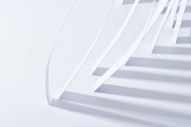 Beyaz arkaplanda gölgesi olan kağıt şeritlerin görünümünü kapat