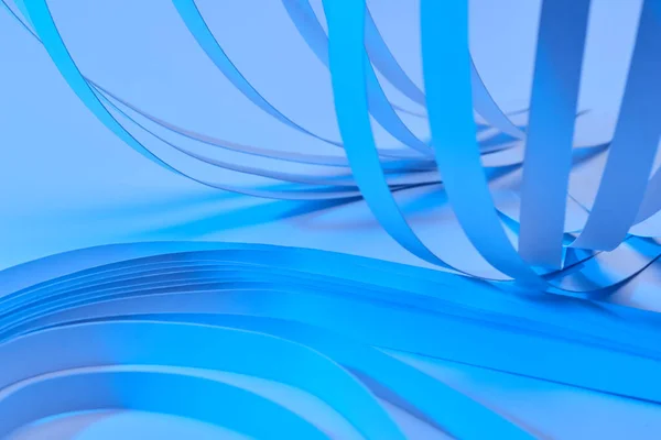 Vedere Aproape Dungi Hârtie Curbate Fundal Albastru Neon — Fotografie, imagine de stoc
