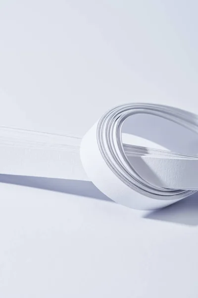 Beyaz Arkaplanda Düğümlü Kağıt Şeritlerinin Görünümünü Kapat — Stok fotoğraf