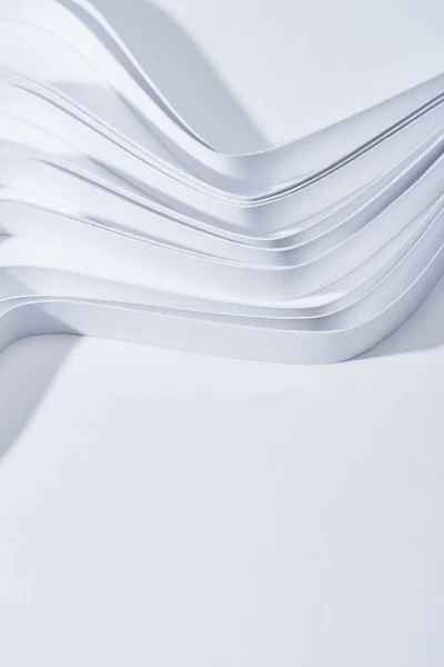 Close Zicht Van Golvende Papierstrepen Witte Achtergrond — Stockfoto