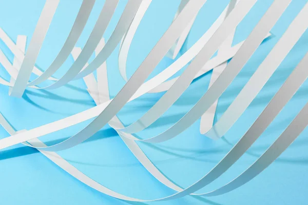 Крупним Планом Вид Білих Паперових Смуг Синьому Фоні — стокове фото