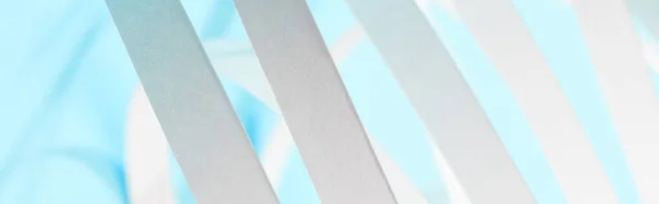 Aproape Vedere Dungi Hârtie Albă Fundal Albastru Împușcat Panoramic — Fotografie, imagine de stoc