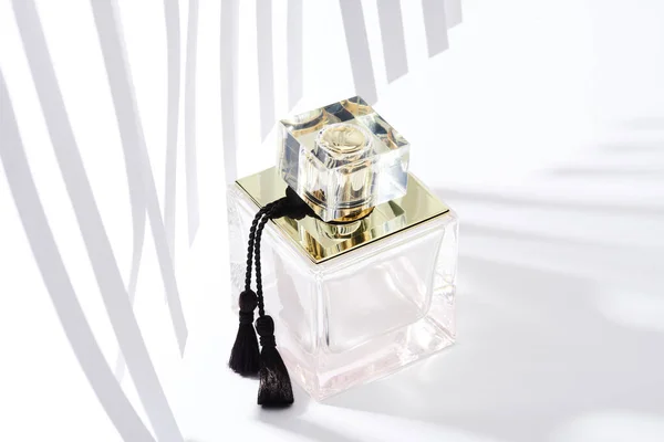 Papier Strepen Luxe Parfum Fles Witte Achtergrond — Stockfoto