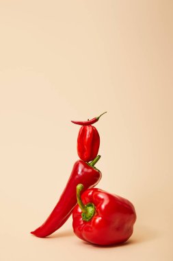 kırmızı biber, çan ve habanero biber üzerine bej ve kopyalama alanı