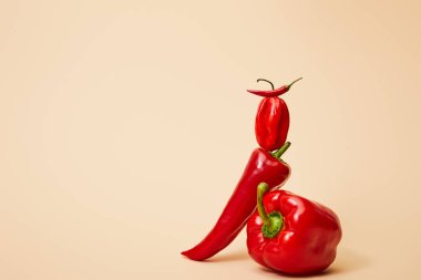 Bej üzerine kırmızı habanero, kırmızı biber ve dolma biber. 