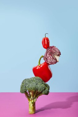 Habanero, kırmızı Çin lahanası ve brokoli üzerine dolma biber mavi ve pembe