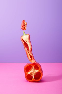 Mor ve pembe üzerine doğranmış kırmızı biber ve dolma biber.  