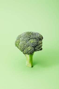 Yeşil üzerine ham yeşil brokoli ve kopyalama alanı  