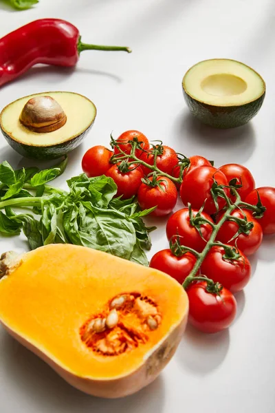 Pompoen Kerstomaten Basilicum Chili Peper Avocado Helften Witte Achtergrond — Stockfoto