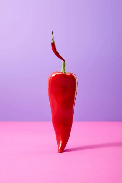 Chiles Rojos Sobre Púrpura Rosa — Foto de Stock