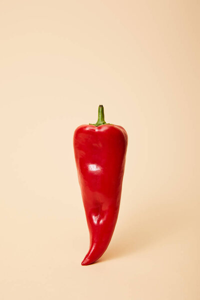 Свежий красный острый перец чили на бежевом с копировальным местом
 