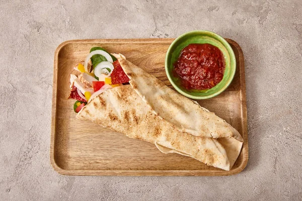 Ovanifrån Färsk Burrito Med Kyckling Och Grönsaker Ombord Nära Chilisås — Stockfoto