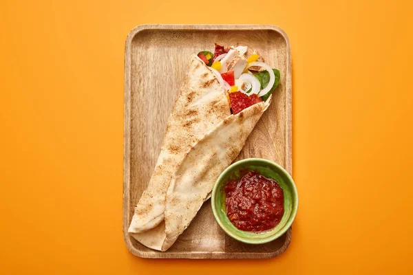 Vista Superior Burrito Fresco Con Pollo Verduras Bordo Cerca Salsa — Foto de Stock