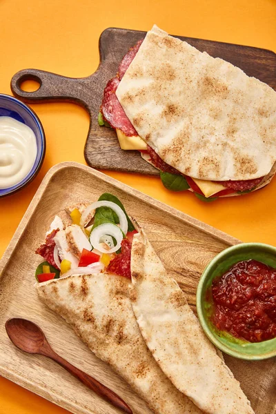 Bovenaanzicht Van Verse Sandwich Met Salami Pita Burrito Met Kip — Stockfoto