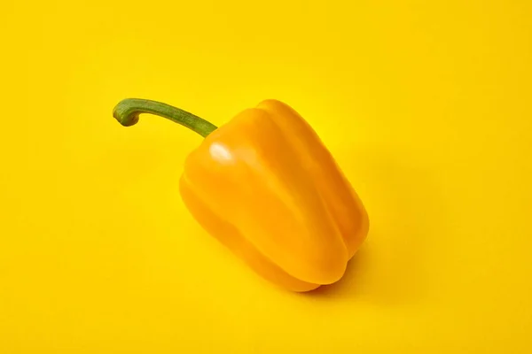 Fresh Whole Bell Pepper Yellow Background — Stock Photo, Image