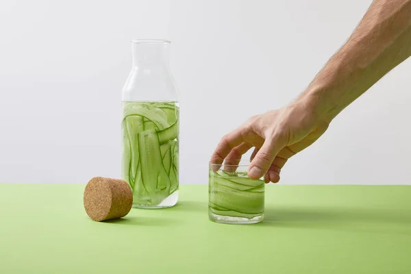 Gebonden Zicht Mannelijk Handglas Met Drank Gemaakt Van Gesneden Komkommers — Stockfoto