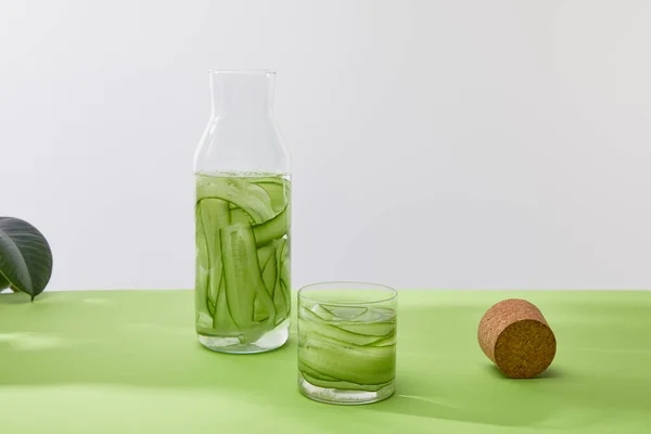 Kork Flasche Und Glas Mit Getränk Aus Gurkenscheiben Isoliert Auf — Stockfoto