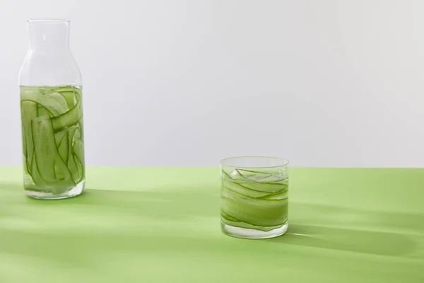 Bouteille Verre Avec Boisson Faite Concombres Tranchés Sur Une Surface — Photo