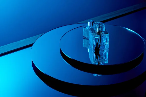 Modré Aromatické Lahvičky Parfému Kulatém Zrcadlovém Povrchu — Stock fotografie