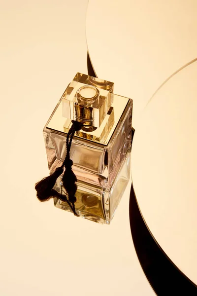 Vista Alto Ângulo Garrafa Perfume Superfície Espelho Redondo — Fotografia de Stock