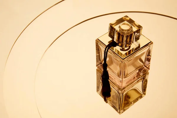 Vista Alto Ângulo Garrafa Perfume Aromático Superfície Espelho Redondo Com — Fotografia de Stock