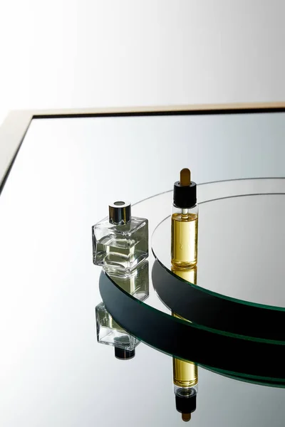Hoge Hoek Weergave Van Parfumfles Serumfles Spiegeloppervlak — Stockfoto