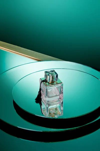 Wysoki Kąt Widzenia Purpurowej Butelki Perfum Zielonej Okrągłej Powierzchni Lustra — Zdjęcie stockowe