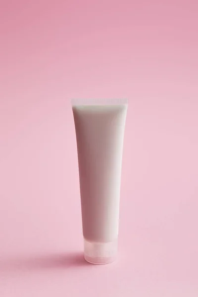 Plastica Tubo Crema Cosmetica Sfondo Rosa — Foto Stock