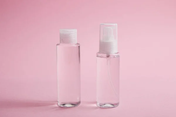 粉红背景的清洁剂 喷雾和乳液瓶 — 图库照片