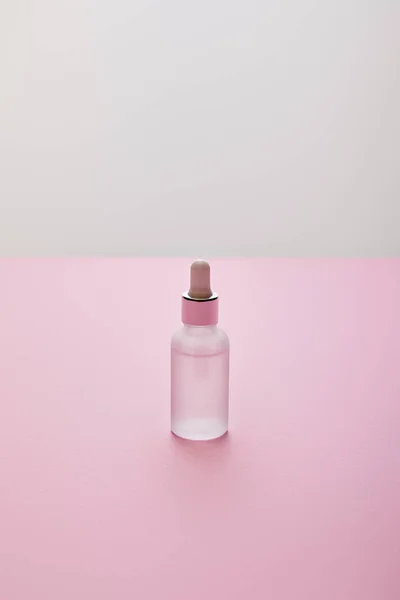 Wysoki Kąt Widzenia Butelki Płynem Różowym Szarym Tle — Zdjęcie stockowe