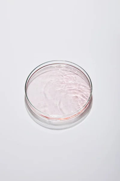 Hög Vinkel Syn Laboratorieglas Med Rosa Vätska Grå Bakgrund — Stockfoto