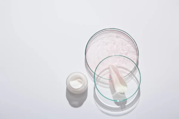 Bovenaanzicht Van Laboratoriumglaswerk Cosmetische Crème Pot Met Vloeibare Rozenblaadje Grijze — Stockfoto