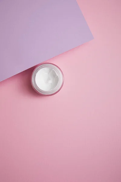 Vista Dall Alto Della Crema Cosmetica Vaso Vetro Sfondo Rosa — Foto Stock