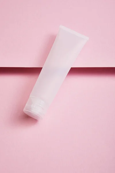 Magas Szög Kilátás Üres Műanyag Kozmetikai Krém Cső Rózsaszín Háttér — Stock Fotó