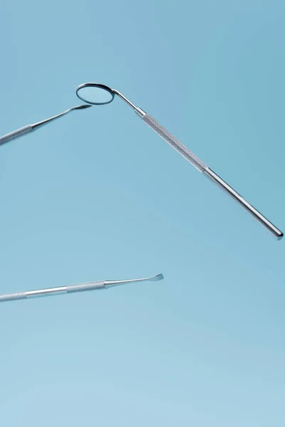 Metalowe Instrumenty Dentystyczne Profesjonalne Lewitujące Izolowane Niebieskim Tle — Zdjęcie stockowe