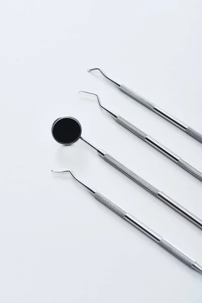 灰色背景下专业牙科检查工具的高角视点 — 图库照片