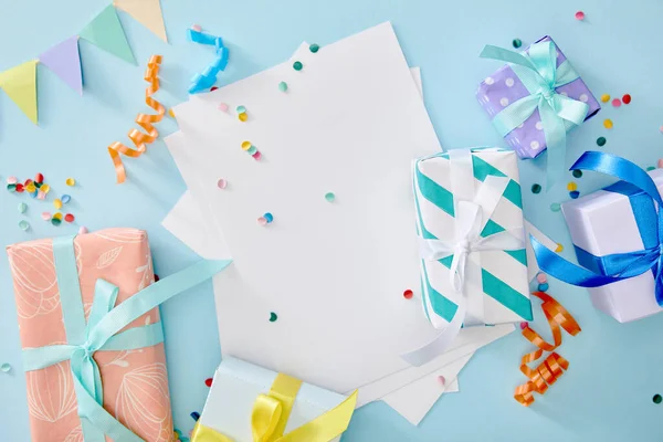 Vue Haut Des Confettis Colorés Près Papier Blanc Des Boîtes — Photo