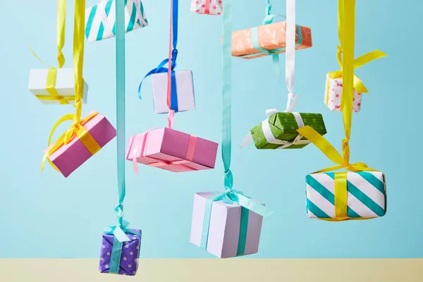 Boîtes Cadeaux Colorées Festives Suspendues Sur Des Rubans Sur Fond — Photo