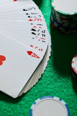 Kumarhane fişleri ve yeşil kartlarla oynanan yüksek açılı manzara