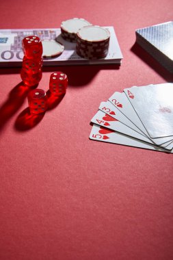 Yüksek açılı oyun kartları, zarlar, kumarhane fişleri ve kırmızıya para