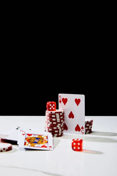 Casino Tokens Dobbelstenen Speelkaarten Wit Oppervlak Geïsoleerd Zwart — Stockfoto