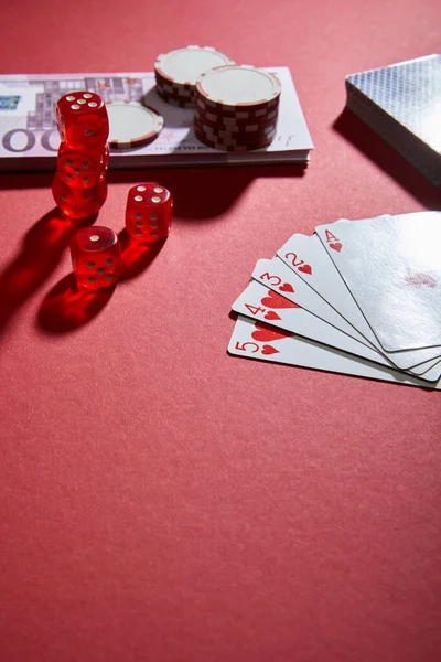 トランプ サイコロ カジノチップと赤のお金の高い角度のビュー — ストック写真