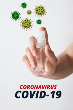 Beyaz, koronavirüs resimlerinde izole edilmiş sprey şişesinde el dezenfektanı tutan adam görüntüsü.