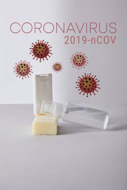 Sprey şişede el dezenfektanı ve beyaz arka planda antibakteriyel sabun, koronavirüs çizimi.