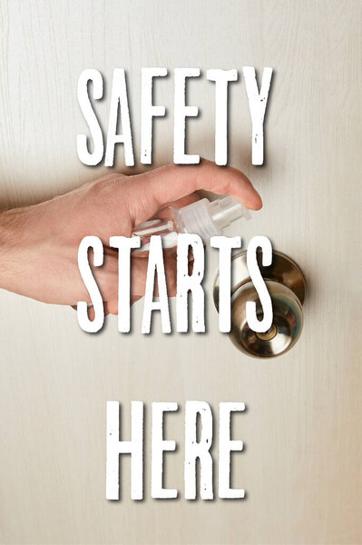 обрезанный вид человека дезинфекции дверной ручки с антисептиком, безопасность начинается здесь иллюстрация
