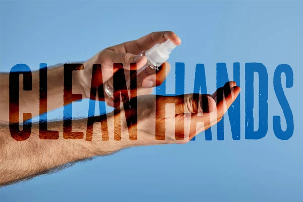 Mavi Temiz Ellerde Izole Edilmiş Sprey Şişede Dezenfektanı Kullanan Bir — Stok fotoğraf