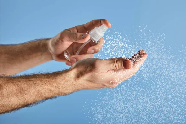 Bijgesneden Weergave Van Mens Met Behulp Van Hand Ontsmettingsmiddel Spray — Stockfoto